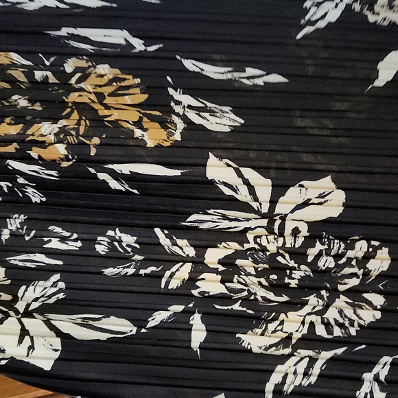 Beautiful patterned skirt - Picture 3 of 5